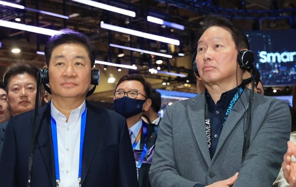 최태원 SK그룹 회장이 8일 오전(현지시간) CES 2025가 열리고 있는 미국 네바다주 라스베이거스 컨벤션센터 센트럴홀 삼성전자 전시관을 방문해 한종희 삼성전자 디바이스경험(DX) 부문장(부회장)과 설명을 듣고 있다. 사진=연합뉴스