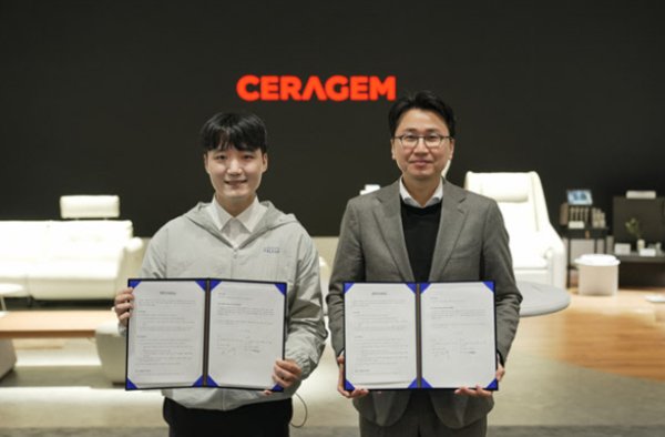 이경수 세라젬 대표(오른쪽)와 이동헌 에이슬립 대표가 9일(현지시간) 미국 라스베이거스 CES 2025 현장에서 이뤄진 MOU 체결식에서 기념사진을 촬영하고 있다. 사진=세라젬