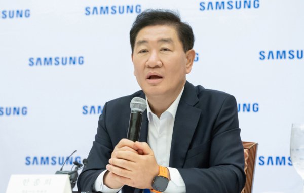 7일(현지시간) 미국 라스베이거스 ‘CES 2025’ 현장에서 열린 국내 기자간담회에서 한종희 삼성 대표이사 부회장이 기자들의 질문에 답변을 하고 있다. 사진=삼성전자