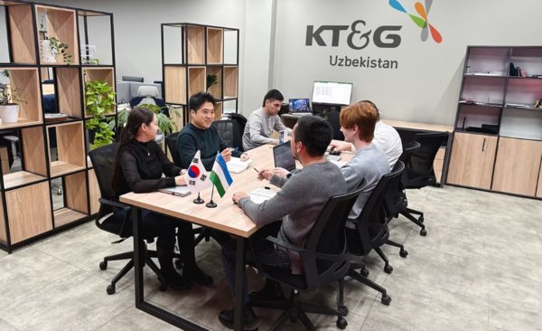 KT&G가 우즈베키스탄에 법인을 신설했다. 사진은 KT&G 우즈베키스탄 법인 사무실에서 구성원들이 회의를 진행하고 있는 모습. 사진=KT&G