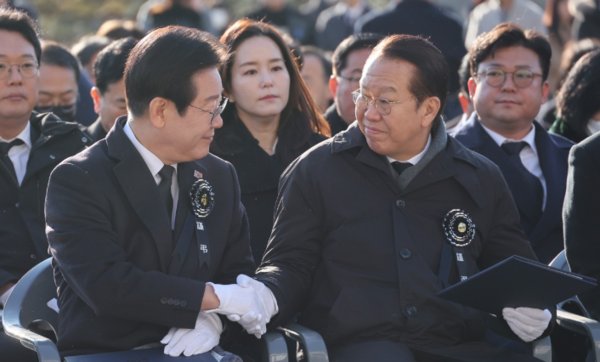지난 3일 오전 서울 여의도 국회에서 열린 김수한 전 국회의장 영결식에서 악수하고 있는 국민의힘 권영세 비상대책위원장(오른쪽)과 더불어민주당 이재명 대표. 사진=연합뉴스