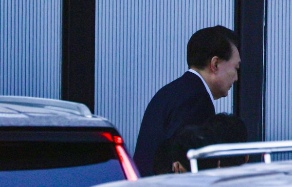 내란 우두머리와 직권남용 권리행사 방해 혐의를 받는 윤석열 대통령이 15일 경기 과천시 정부과천청사 내 고위공직자범죄수사처로 들어가고 있다. 사진=공동취재단