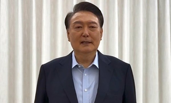윤석열 대통령이 15일 공수처 출석과 관련해 미리 제작한 영상에서 대국민 담화를 하고 있다. 사진=대통령실