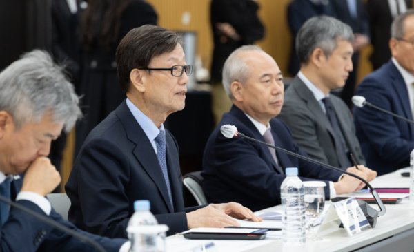 윤진식 무역협회 회장(왼쪽 두번째)이 더불어민주당 기재위원들과 간담회 중 발언하고 있다. 사진=한국무역협회