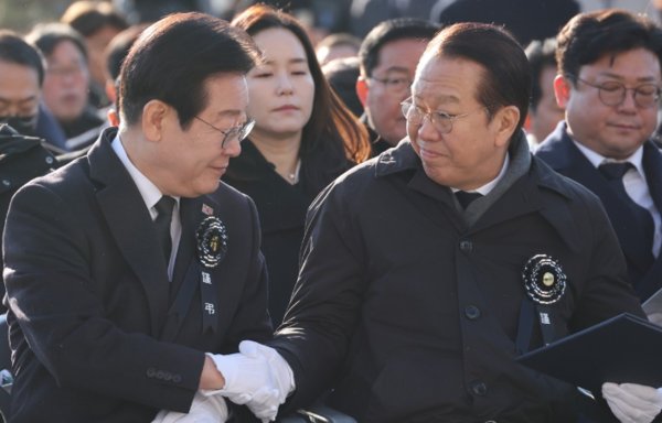 국민의힘 권영세 비상대책위원장과 더불어민주당 이재명 대표(왼쪽)가 3일 오전 서울 여의도 국회에서 열린 김수한 전 국회의장 국회장 영결식에서 악수하고 있다. 사진=연합뉴스
