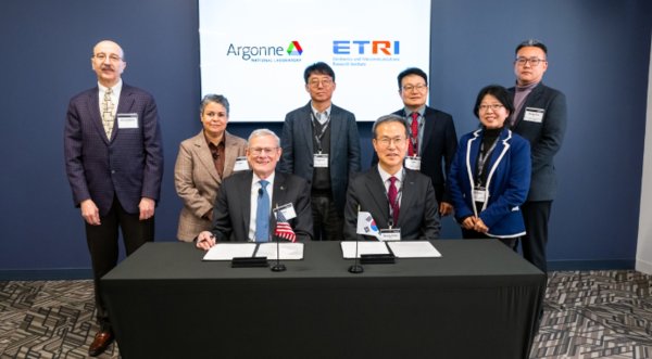 ETRI 방승찬 원장(앞줄 오른쪽)과 폴 컨스 ANL디렉터가 업무협약을 체결하고 있다. 사진=ETRI