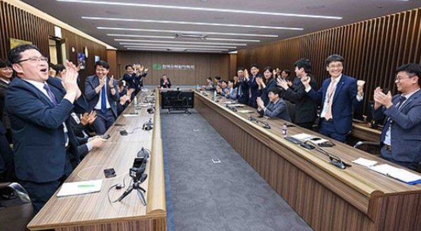 황주호 한국수력원자력 사장과 직원들이 17일 한국수력원자력이 체코 원전 우선협상대상자로 선정됐다는 현지 발표 소식이 전해지자 자리에서 일어나 환호하고 있다. 사진=산업통상자원부