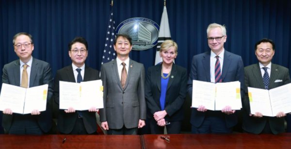 지난 8일(현지시간) 미국 워싱턴 D.C. 에너지부 회의실에서 열린 ‘한·미 원자력 수출 및 협력 원칙에 관한 기관 간 약정(MOU) 체결식’에서 안덕근 산업통상자원부 장관과 제니퍼 그랜홈 미국 에너지부 장관 등이 기념사진을 찍고 있다. 사진=산업통상자원부