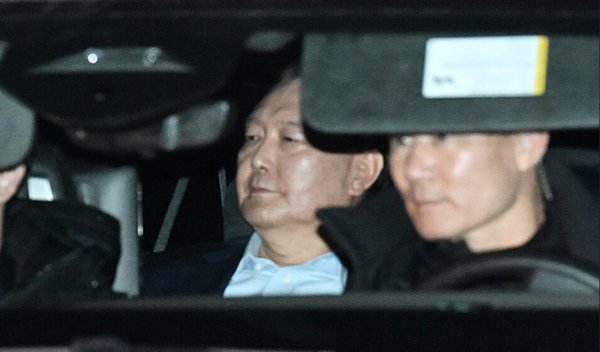 내란 우두머리 혐의로 고위공직자범죄수사처에 체포된 윤석열 대통령이 1월15일 오후 경기 과천시 공수처에서 조사를 마치고 서울구치소로 이동하고 있다. 사진=공동취재