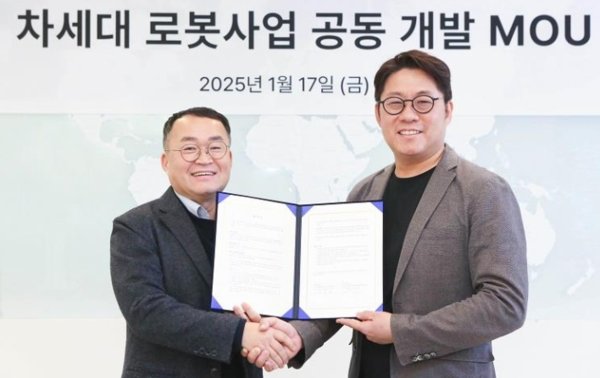 LG CNS 이준호 상무(왼쪽)와 베어로보틱스 하정우 대표가 MOU 체결 후 기념사진을 촬영하는 모습 (사진=LG CNS)