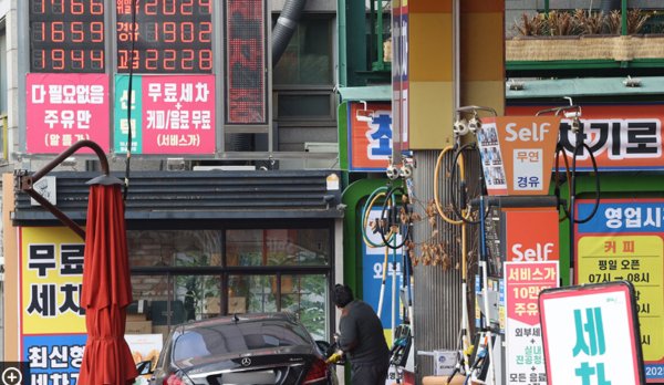 서울 휘발윳값이 평균 1800원을 다시 돌파했다. 사진은 서울시내 한 주유소.. 사진=연합뉴스