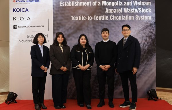 코오롱FnC와 몽골 관련기관 및 기업 관계자들이 MOU체결식에서 기념촬영을 하고 있다. 사진=코오롱FnC