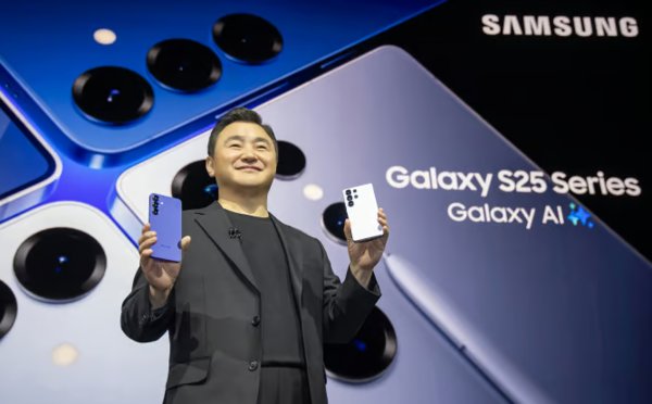22일(현지시간) 미국 새너제이에 위치한 SAP센터에서 개최된 '갤럭시 언팩 2025(Galaxy Unpacked 2025)' 행사에서 삼성전자 MX사업부장 노태문 사장이 진정한 AI폰이라며 '갤럭시 S25 시리즈'를 공개하고 있다. 사진=삼성전자