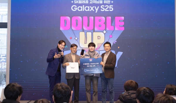 SK텔레콤의 삼성전자 갤럭시 S25 시리즈 개통 행사에서 참석자들이 기념촬영을 하고 있다. 사진=SKT