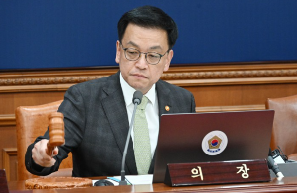 최상목 대통령 권한대행 부총리 겸 기획재정부 장관이 4일 서울 종로구 정부서울청사에서 열린 '제5회 국무회의'를 주재,개회 선언을 하며 의사봉을 두드리고 있다. 사진=기획재정부