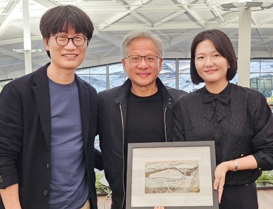 이해진 네이버 GIO(왼쪽)와 최수연 네이버 대표(오른쪽)가 지난해 6월 25일(현지시간) 미국 캘리포니아주 산타클라라에 위치한 엔비디아 본사에서 젠슨 황 엔비디아 최고경영자(CEO)를 만나 기념사진을 촬영하고 있다. 사진=네이버 