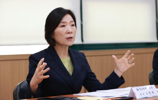 오영주 중소벤처기업부 장관이 14일 경남 창원시 대건테크에서 열린 '경남지역 레전드50+ 프로젝트 참여기업 간담회'에서 인사말을 하고 있다. 사진=중소벤처기업부