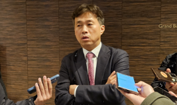 곽노정 SK하이닉스 사장이 19일 오후 서울 강남구 그랜드 인터컨티넨탈 파르나스에서 열린 '세미콘 코리아 2025' 리더십 디너에 참석한 뒤 기자들을 만나 답변하고 있다. 사진=공동취재단