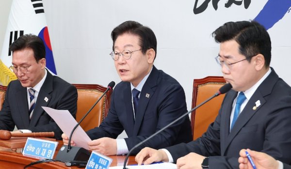 더불어민주당 이재명 대표(가운데)가 3일 국회에서 열린 최고위원회의에서 발언하고 있다. 사진=연합뉴스