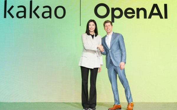 4일 오전 서울 중구 더 플라자 호텔에서 열린 카카오 미디어데이에 참석해 악수하고 있다. 사진=카카오