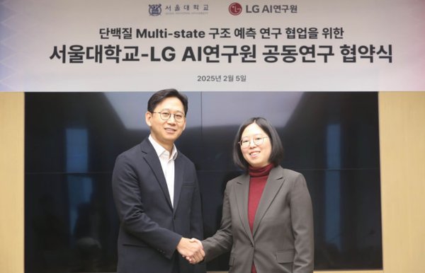 배경훈 LG AI연구원장(왼쪽)과 백민경 서울대 교수가 5일 서울 강서구 마곡 LG사이언스파크에서 공동 연구 계약을 체결한 뒤 기념사진을 찍고 있다. 사진=LG