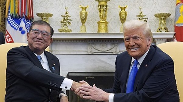 도널드 트럼프 미국 대통령(오른쪽)이 지난 7일 백악관에서 이시바 시게루 일본 총리와 정상회담을 하며 악수하고 있다. 사진=AP