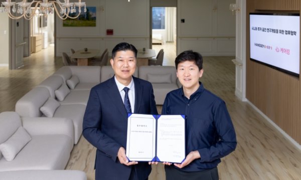경기 화성 케어링스테이 레이크점에서 열린 업무협약식에서 이승준 한샘 이사(왼쪽)와 김태성 케어링 대표가 협약서를 맞들고 기념 촬영을 하고 있다. 사진=한샘