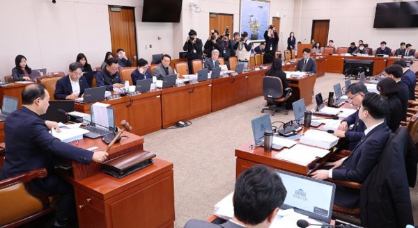 17일 국회 산업통상자원중소벤처기업위원회 산업통상자원특허소위원회에서 더불어민주당 소속 김원이 소위원장이 반도체법, 에너지3법 등 안건을 상정하고 있다. 사진=연합뉴스