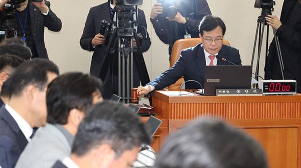 국회 기재위가 18일 오전 전체회의를 열어 K칩스법을 의결했다.