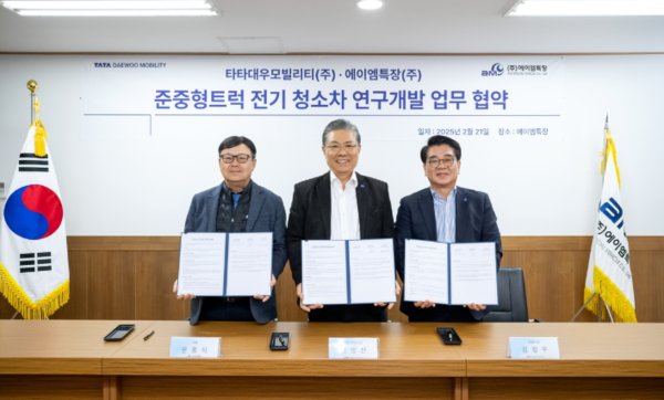 타타대우모빌리티 김방신 대표(가운데), 타타대우판매 김정우 대표(우측), 에이엠특장 윤홍식 대표(좌측) 등 준중형 전기청소차 연구개발 업무협약을 체결한뒤 기념사진을 찍고있다. 사진=타타대우