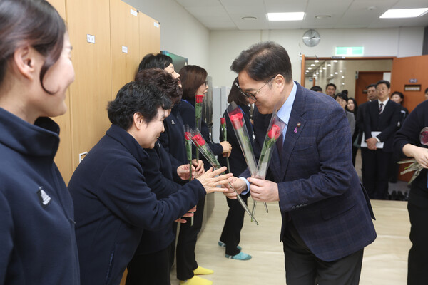 세계 여성의 날 맞아 국회 여성노동자들에 장미 전달
