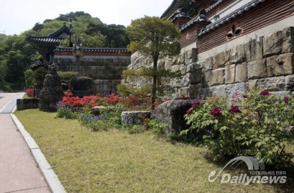                                                                대관령 고개 넘어 천년 고찰, 보현사 전경