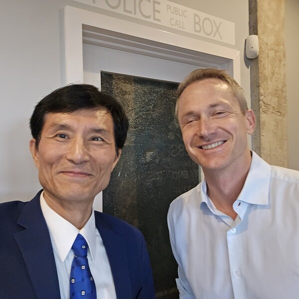 오른쪽: 윌리 슐락스(Willy Schlacks), 왼쪽: 인터뷰를 진행한 미주편집장 고한영 (Dr. Han Ko)   사진=고한영