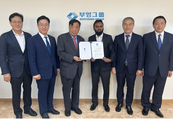 ▲AAC 방글라데시 자문위원 위촉식 기념사진 / 왼쪽부터 이재식 부위원장, 박봉규 협력위원장, 이희범 위원장모비눌이슬람 박사, 이영준 기획위원장, 오인환 자문위원