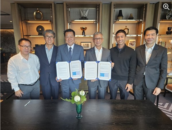 박희준 원세이버스 대표이사, 피몰 시리컨 TCM Corporation 회장 등 양사 경영진이 계약 체결 후 기념촬영을 하고 있다. (사진제공=원세이버스)