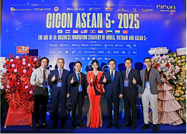 'CICON ASEAN5 2025'에서 문화산업 AAC 세션 토론회 후 기념사진 - (왼쪽부터) 르 비엣(Le Viet) 비엣미션(VietMission) 대표, AAC 베트남 전문위원 차기위원, 이영준(AAC 기획위원장), 이광수(AAC 집행위원장 겸 IAA 월드 회장), 응우옌 꾸인 누(AAC 베트남 국가위원회 위원), 박봉규(AAC 협력위원장 겸 코리아 CEO 서밋 위원장), 이재식(AAC 부위원장), 후인 민 호아(Huynh Minh Hoa) 비엣미션 대표, AAC 베트남 전문위원 차기위원