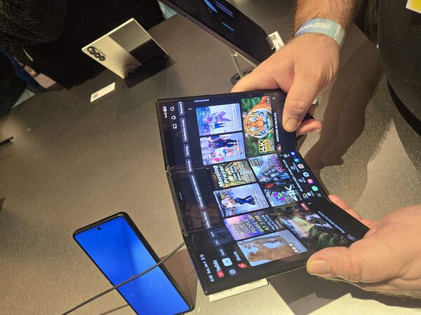 Samsung's new phone (사진 = 고한영 Dr. Han Ko 편집장)