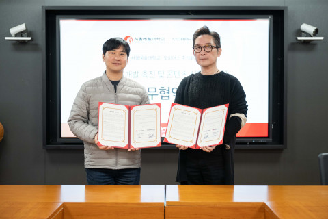모피어스 스튜디오 이수영 대표(오른쪽)와 서울예술대학교 산학협력단 윤권수 단장이 MOU 체결 후 기념사진을 촬영하고 있다 - 모피어스 스튜디오 제공