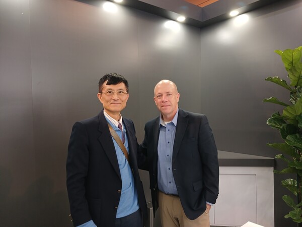 Right: Sean Kenney, CEO, Hyundai Translead, Left: Han Ko, Editor-In-Chief, Photo = Han Ko at TMC