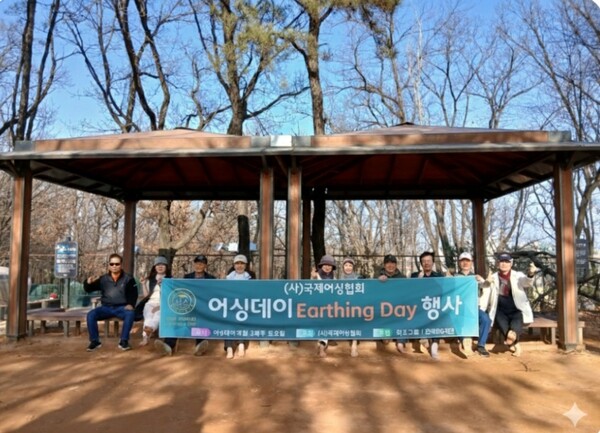 대지의 맥박과 조우하다: 우리는 왜 ‘어싱(Earthing)’을 하는가?