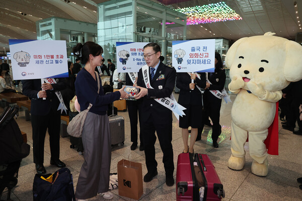30일 오전 인천국제공항 제2여객터미널 출국장에서 이명구 관세청장과 관세청 임직원들이 해외여행객들을 대상으로 '출국 전 외화 휴대 반출 신고 안내' 캠페인을 전개하고 있다. 관세청은 최근 해외여행 수요가 급증함에 따라 신고 누락으로 인한 선의의 피해자가 발생하지 않도록 현장 홍보를 강화하고 있다 사진=연합뉴스