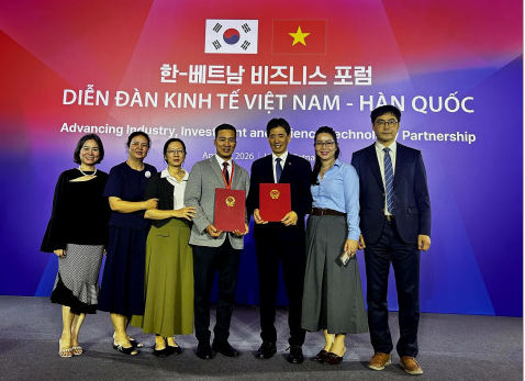‘한·베트남 비즈니스 포럼’에서 EPMA와 KOVECA 관계자들이 협약 체결 후 기념사진
