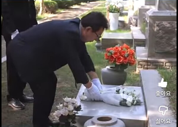 한만중 서울시교육감 후보가 15일 후보 등록을 마친 데 이어, 16일 첫 공식 일정으로 서울 동작구 국립서울현충원을 찾아 국어학자 주시경 선생 묘역을 참배하고 있는 모습.