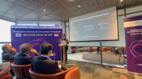2026년 4월 27일 NIPA 주관, Plug & Play Singapore 진행으로 이뤄진 한국-싱가포르 AI 혁신 교류 프로그램에서 나라지식정보 이규민 책임이 공공AX 사업 관련 OCR·접근성 기술 솔루션 피칭을 진행하고 있다 - 나라지식정보 제공